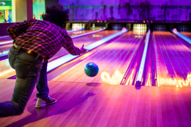 mann spielen bowling - blank shirt stock-fotos und bilder