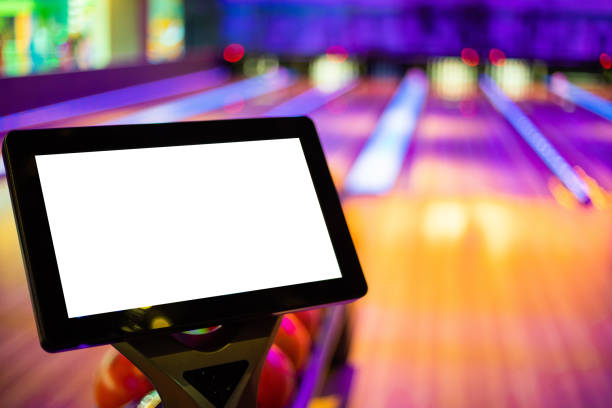 monitor de puntuación en blanco en club de bolos - bowling holding bowling ball hobbies fotografías e imágenes de stock