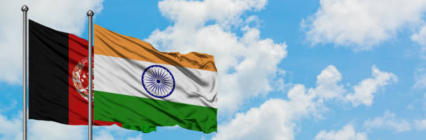 afghanistan und indien fahne winken im wind gegen weißen wolkenblauen himmel zusammen. diplomatenkonzept, internationale beziehungen. - delhi new delhi panoramic india stock-fotos und bilder