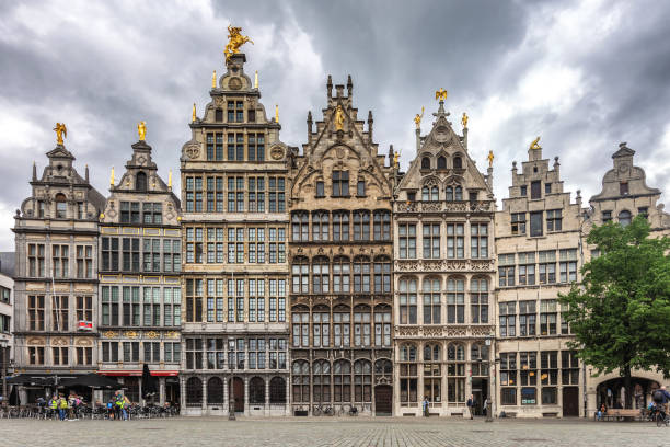 грот маркт, люди, рестораны на тротуарах и традиционные здания в антверпене, бельгия - cathedral of our lady стоковые фото и изображения