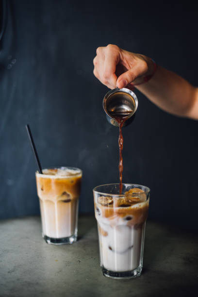 latte glacé de prepaération - milk shake coffee latté cold photos et images de collection