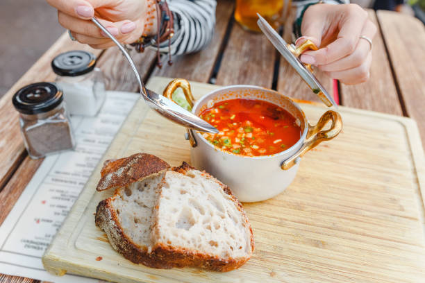 zuppa tradizionale ungherese di gulasch con una bella porzione nel ristorante nazionale. il concetto di cucina locale a budapest - cast iron skillet foto e immagini stock