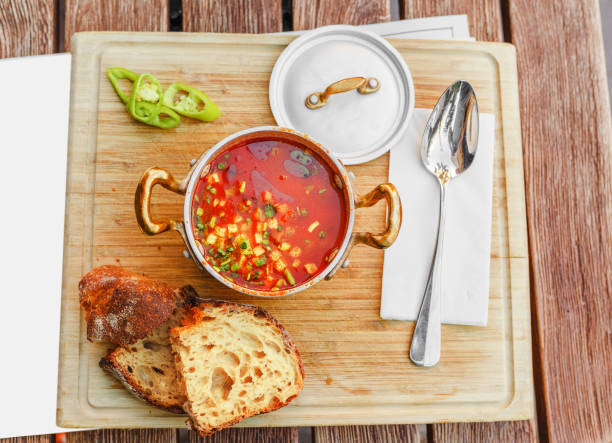 zuppa tradizionale ungherese di gulasch con una bella porzione nel ristorante nazionale. il concetto di cucina locale a budapest - cast iron skillet foto e immagini stock