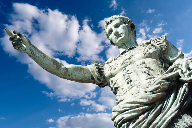 antica statua di giulio cesare in italia isolata contro cielo blu - augustus caesar foto e immagini stock