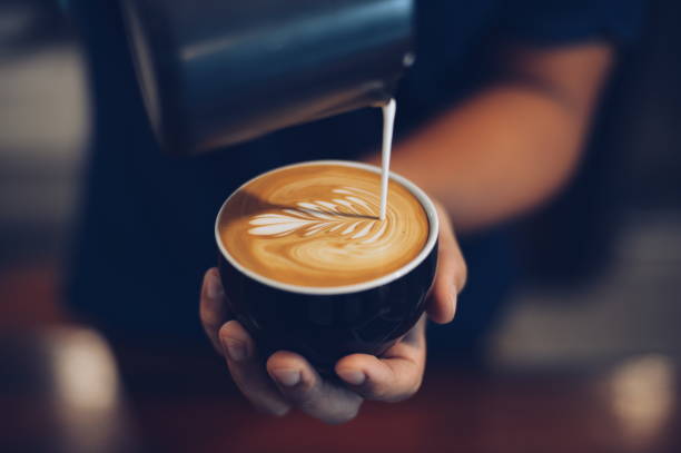 wie man kaffee latte kunst machen - schaumiges getränk fotos stock-fotos und bilder