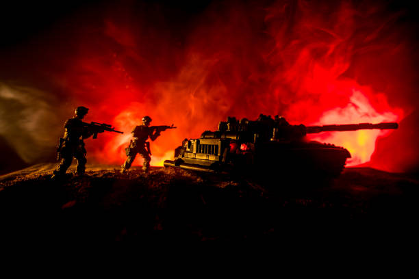 War Concept. Military silhouettes fighting scene on war fog sky background, Silhouette of armored vehicle below Cloudy Skyline At night. Attack scene. Tanks battle. Artwork decoration concepto de guerra. siluetas militares de la escena de combate en el fondo del cielo niebla de guerra, la guerra mundial de tanques alemanes siluetas por debajo de horizonte nublado en la noche. escena de ataque. vehículos blindados. tanques batalla
