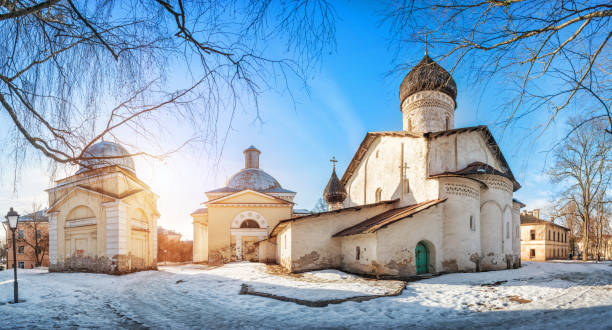 bâtiments de l’ancien monastère du vieux-voznesensky - front view photos photos et images de collection