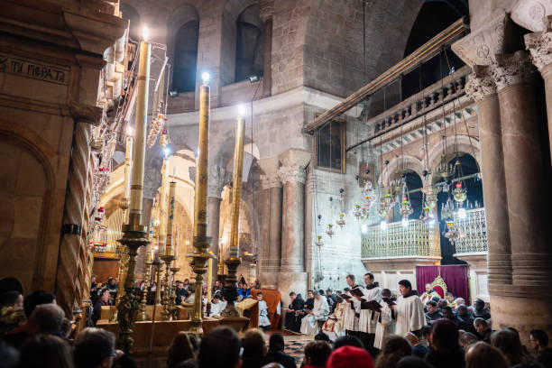 iglesia de la misa de pascua cristiana del santo sepulcro, jerusalén, israel - christianity church indoors illuminated fotografías e imágenes de stock