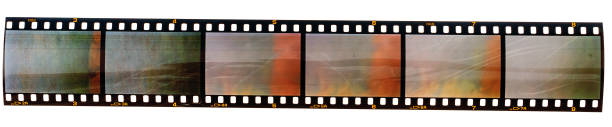 白い背景に孤立した空のフィルムの細胞�が付いている長い35mm のフィルムのストリップ - rolled up ストックフォトと画像