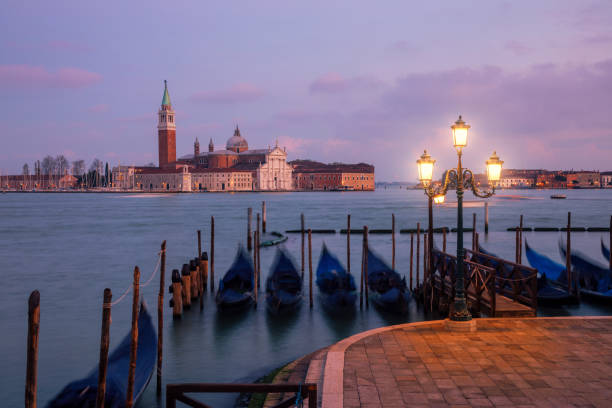 rząd gondoli parking obok san marco place o wschodzie słońca z curch san giorgio di maggiore w tle w wenecji, włochy - venice italy famous place dusk no people zdjęcia i obrazy z banku zdjęć