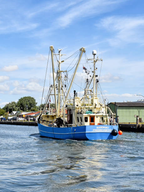 łódź rybacka wpływa do portu büsum w północnej fryzji w niemczech - kutter zdjęcia i obrazy z banku zdjęć