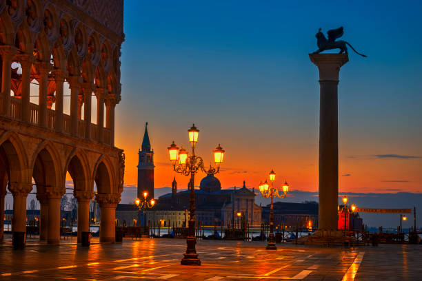 vista de la plaza de san marcos por la noche en venecia - lido fotografías e imágenes de stock