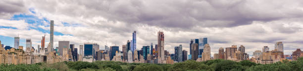 panorama cheio da skyline de nyc - overcast day new york city manhattan - fotografias e filmes do acervo