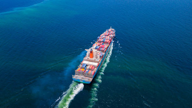 전 세계 수입 및 수출 제품에 대 한 가득 차 있는 콘테이너 영수증을 가진 화물 선박 - 수출 뉴스 사진 이미지