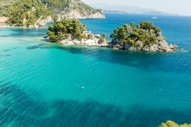 parga sea island djupblå bland gröna tallar grekland - parga bildbanksfoton och bilder