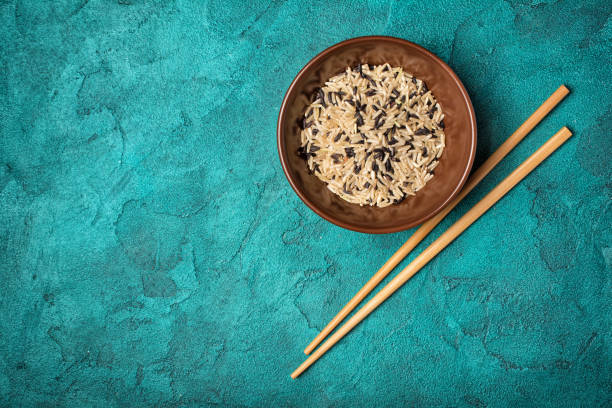 木の中国の箸で調理していない黒と白のお米のボウル - carbohydrate rice cereal plant uncultivated ストックフォトと画像