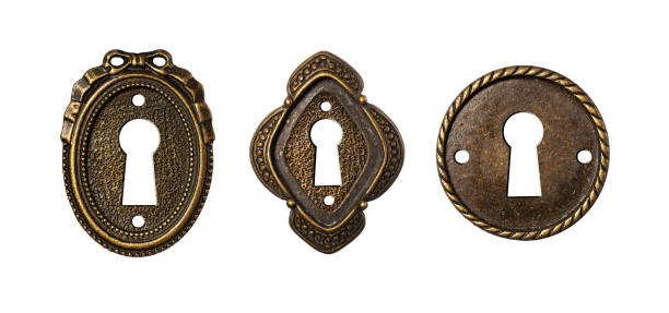 coleção dos buracos de fechadura do vintage como elementos decorativos do projeto - isolated brass key macro - fotografias e filmes do acervo