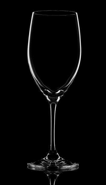 wineglass vazio no fundo preto - champagne flute champagne black wineglass - fotografias e filmes do acervo