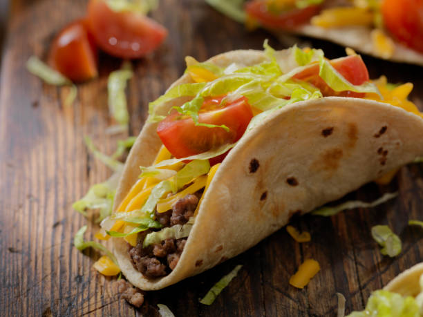 작은 4 인치 소프트 비프 타코 - beef taco 뉴스 사진 이미지