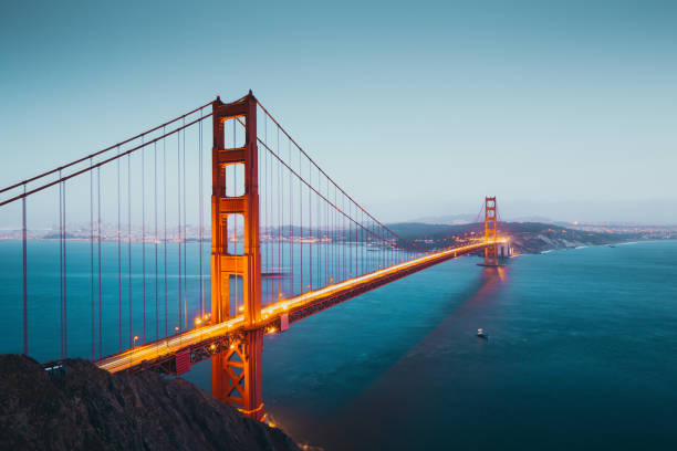 golden gate bridge en twilight, san francisco, california, usa - san francisco county skyline panoramic night fotografías e imágenes de stock
