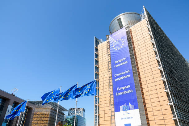 widok niskiego kąta na duży baner na fasadzie południowego skrzydła budynku berlaymont, siedziby komisji europejskiej w brukseli, belgia. - european community government flag sign zdjęcia i obrazy z banku zdjęć