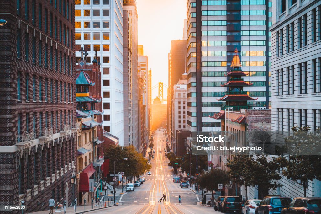 Downtown San Francisco mit California Street bei Sonnenaufgang, San Francisco, Kalifornien, USA - Lizenzfrei San Francisco Stock-Foto