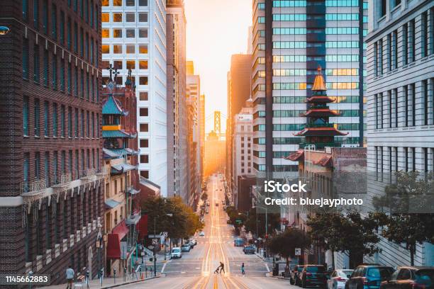 Downtown San Francisco Mit California Street Bei Sonnenaufgang San Francisco Kalifornien Usa Stockfoto und mehr Bilder von San Francisco