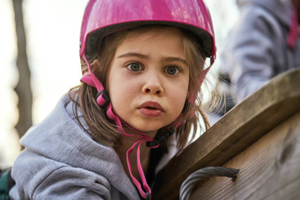 urocza dziewczynka w kasku na placu zabaw - education high up sport sports helmet zdjęcia i obrazy z banku zdjęć