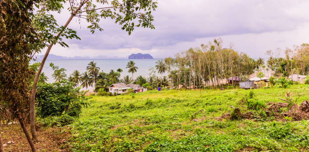 opinião do panorama dos consoles no louro de phang-nga, vista de ko yao noi, província de phang-nga, tailândia. - phuket province - fotografias e filmes do acervo