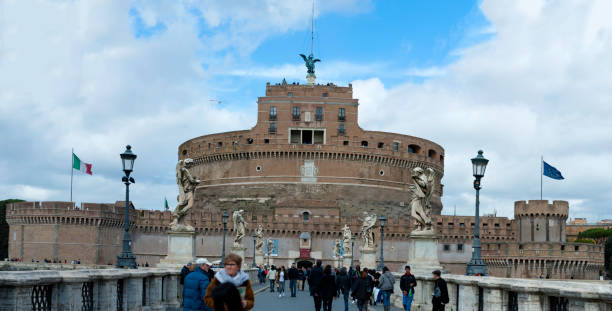 castillo de sant'angelo y estatua de bernini en el puente, roma, italia. palacio de justicia en el fondo. - bernini castel fort tiber river fotografías e imágenes de stock