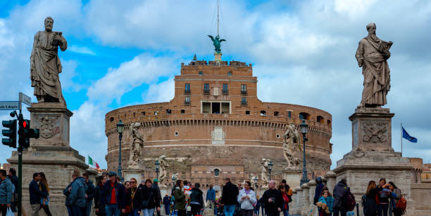 castillo de sant'angelo y estatua de bernini en el puente, roma, italia. palacio de justicia en el fondo. - bernini castel fort tiber river fotografías e imágenes de stock