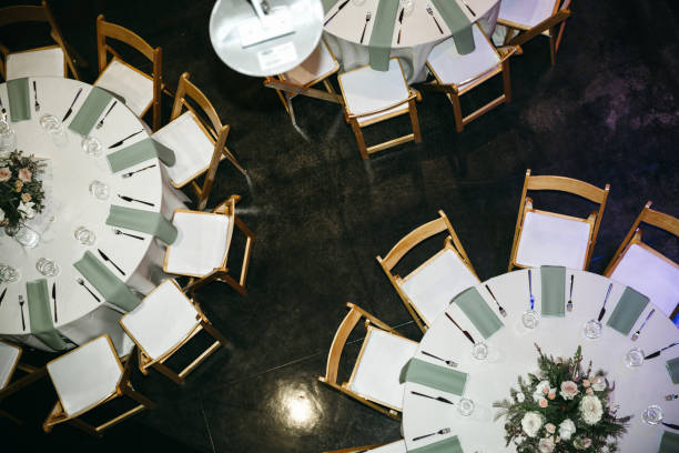 configuración de tabla para un evento - wedding reception wedding table hotel reception fotografías e imágenes de stock