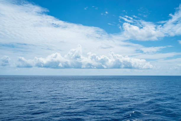nubes del océano atlántico en medio del triángulo de las bermudas - triángulo de las bermudas fotografías e imágenes de stock