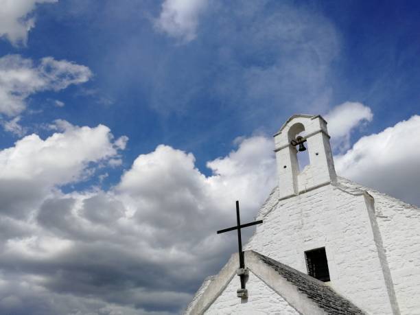 biały stary kościół na wsi we włoszech na częściowo pochmurnym skybackground - flatey zdjęcia i obrazy z banku zdjęć