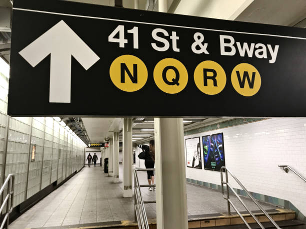 проезд в метро в нью-йорке - n train стоковые фото и изображения