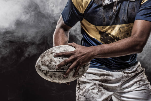 un jugador de rugby sangriento y fangoso - equipo de rugby fotografías e imágenes de stock