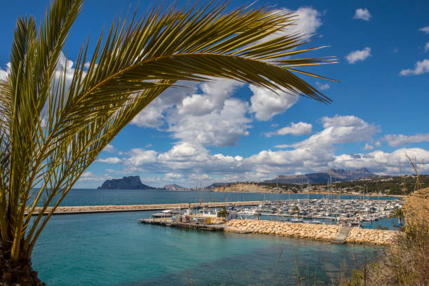 гавань мораира в испании - valencia province spain beach mediterranean sea стоковые фото и изображения