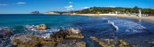 вид из морайры в сторону кальпе в испании - valencia province spain beach mediterranean sea стоковые фото и изображения