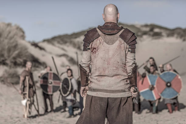 un trésor d’armes brandissant des guerriers vikings sur une dune sablonneuse de champ de bataille - sol caractéristiques dune construction photos et images de collection