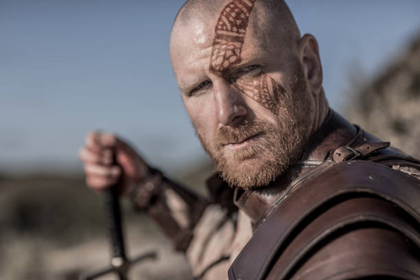 un guerrier viking individuel en action sur une dune sablonneuse de champ de bataille - sol caractéristiques dune construction photos et images de collection