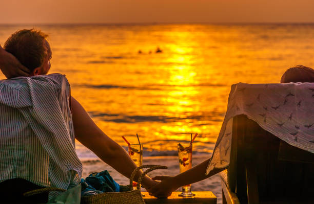 para korzystających zachód słońca z coctails na plaży koh kood w tajlandii - sunset beach flash zdjęcia i obrazy z banku zdjęć