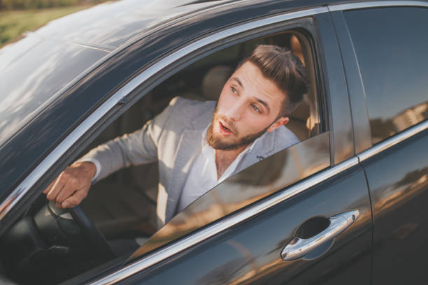 homem choc que conduz o carro que tem o acidente - furious road rage driver road - fotografias e filmes do acervo