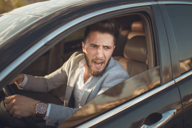 excitador louco e irritado - furious road rage driver road - fotografias e filmes do acervo