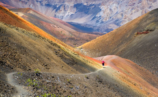 colori, cratere haleakala, maui - haleakala national park foto e immagini stock