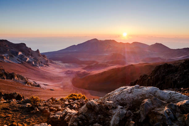 восход солнца, кратер халеакала - haleakala national park maui nature volcano стоковые фото и изображения