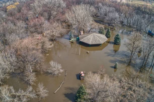 la inundación del big sioux river en la primavera 2019 puso un campamento de verano bajo el agua - big sioux river fotografías e imágenes de stock