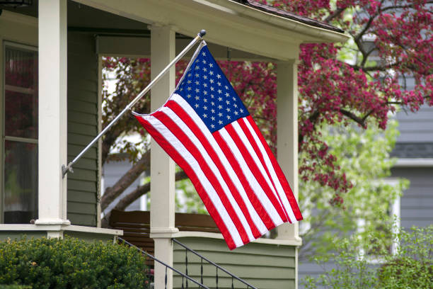 sebuah bendera amerika dengan bangga ditampilkan. - american flag potret stok, foto, & gambar bebas royalti