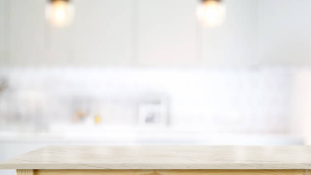 vacía mesa superior de mármol blanco en el fondo de la cocina moderna. para el montaje de productos o alimentos - white food fotografías e imágenes de stock