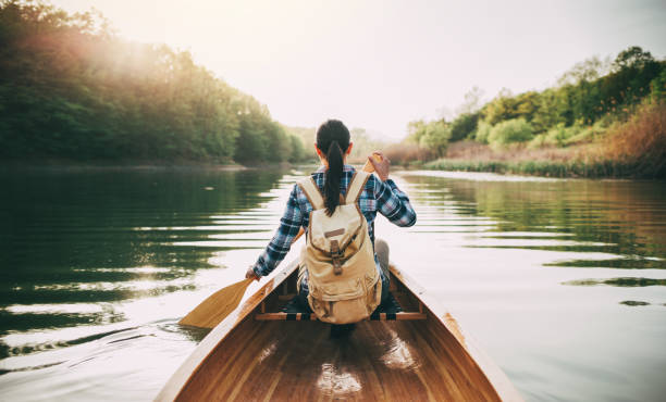 chica disfrutar de piragüismo - rowboat fotografías e imágenes de stock