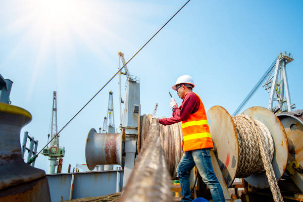 trabajando duro - industrial ship dock worker engineer harbor fotografías e imágenes de stock